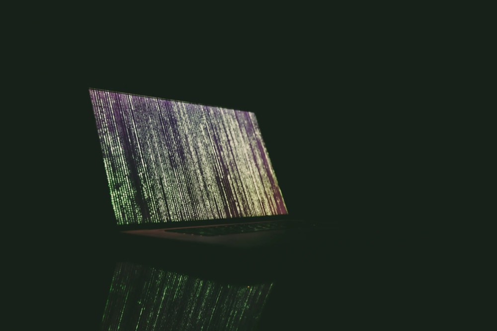 Laptop mit Code auf dem Bildschirm