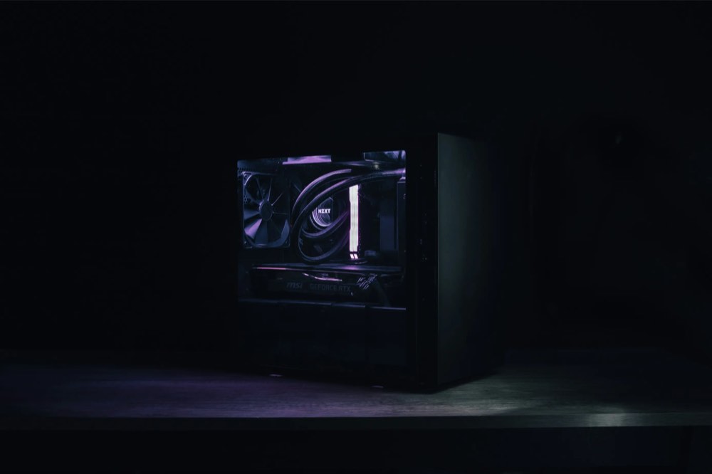 Gaming-PC mit Wasserkühlung im dunklen Raum