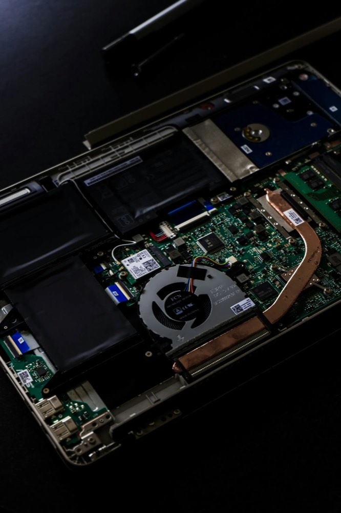 Geöffneter Laptop mit Lüfter und Platine